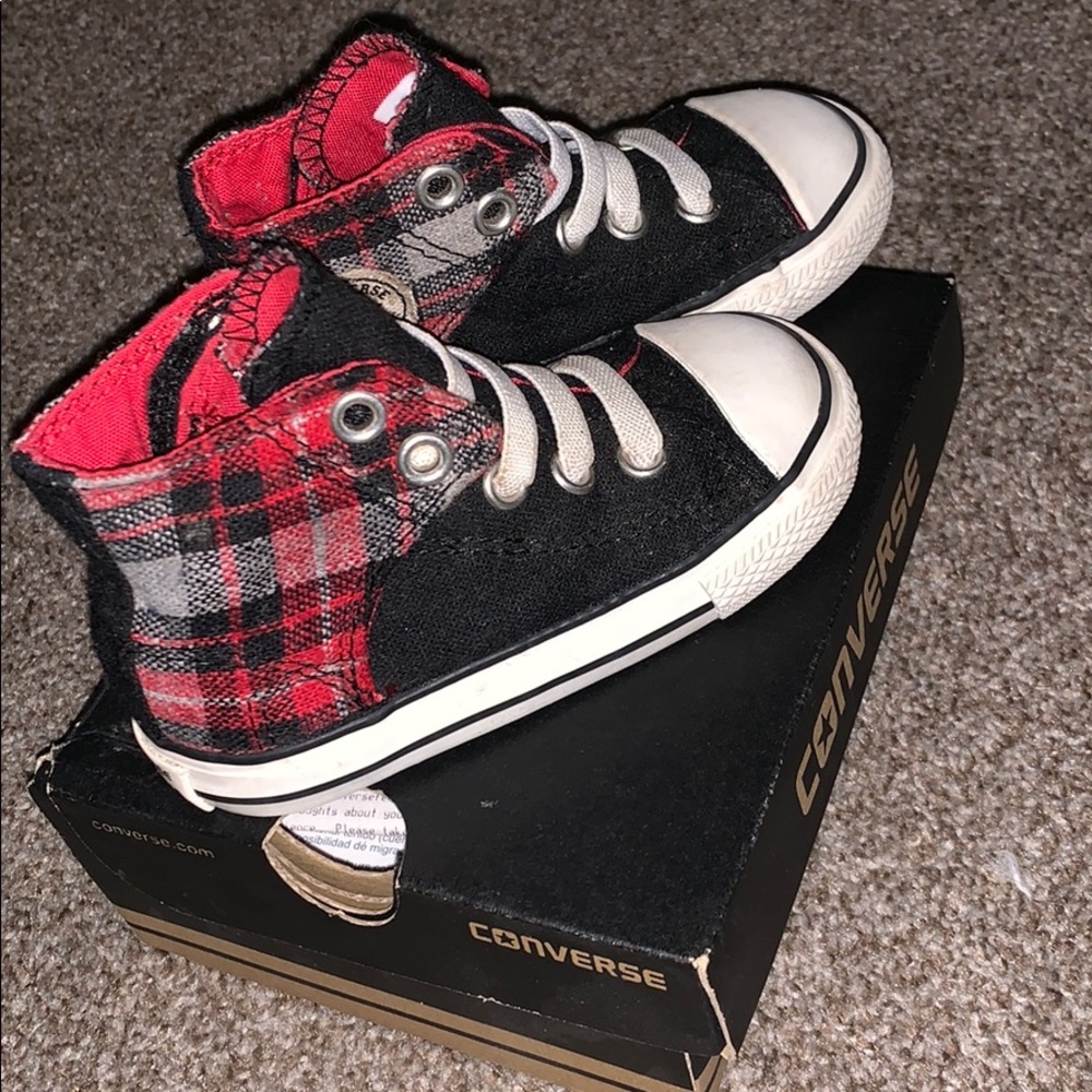 Gently used pair of toddler converse black/plaid